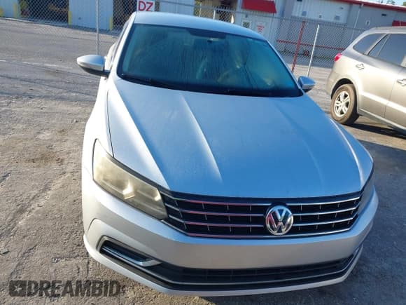 ✅ 2017 Volkswagen Passat S • VIN: 1VWAT7A38HC079423 • Lot: 43786850. Wystawiony na IAAI z przebiegiem 195 592 mil. Bezpłatny archiwum sprzedaży aukcyjnych z USA i szczegółowy raport historii pojazdu na DreamBid. Zdjęcie 6.