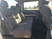 ✅ 2017 Toyota Tundra SR5 • VIN: 5TFEW5F18HX221740 • Lot: 68771365. Wystawiony na Copart z przebiegiem 85 888 mil. Bezpłatny archiwum sprzedaży aukcyjnych z USA i szczegółowy raport historii pojazdu na DreamBid. Zdjęcie 10.