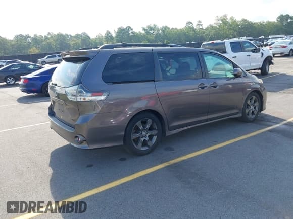 ✅ 2012 Toyota Sienna SE • VIN: 5TDXK3DCXCS258915 • Lot: 42884001. Listed on IAAI with 282,094 mi. Free auction sales archive from the USA and detailed vehicle history report at DreamBid. Image 4.