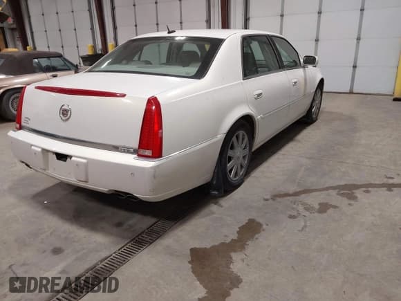 ✅ 2006 Cadillac DTS 1SB • VIN: 1G6KD57Y86U105332 • Lot: 43590864. Wystawiony na IAAI z przebiegiem 138 267 mil. Bezpłatny archiwum sprzedaży aukcyjnych z USA i szczegółowy raport historii pojazdu na DreamBid. Zdjęcie 4.