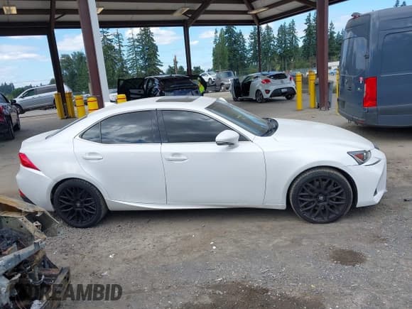 ✅ 2017 Lexus IS 200t • VIN: JTHBA1D24H5050064 • Lot: 43039594. Wystawiony na IAAI z przebiegiem 65 624 mil. Bezpłatny archiwum sprzedaży aukcyjnych z USA i szczegółowy raport historii pojazdu na DreamBid. Zdjęcie 13.
