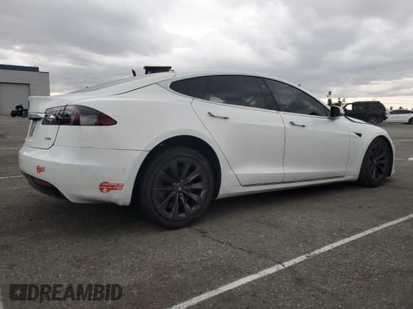 ✅ 2017 Tesla Model S 100D • VIN: 5YJSA1E28HF230419 • Lot: 93174645. Wystawiony na Copart z przebiegiem Nie podano. Bezpłatny archiwum sprzedaży aukcyjnych z USA i szczegółowy raport historii pojazdu na DreamBid. Zdjęcie 3.