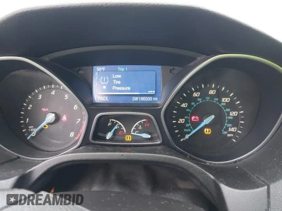 ✅ 2014 Ford Focus SE • VIN: 1FADP3K22EL168442 • Lot: 43557028. Wystawiony na IAAI z przebiegiem 186 500 mil. Bezpłatny archiwum sprzedaży aukcyjnych z USA i szczegółowy raport historii pojazdu na DreamBid. Zdjęcie 7.