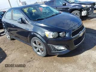 2015 Chevrolet Sonic RS z VIN 1G1JG5SB9F4119459, wystawiony jako IAAI lot #42144104 z przebiegiem 84 013 mil mil oraz . Historia ofert i sprzedaży dostępna na DreamBid. Obrazek 1.