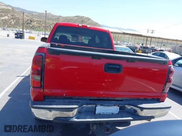 ✅ 2005 Chevrolet Silverado 2500HD LS • VIN: 1GCHK23U85F835517 • Lot: 42348998. Wystawiony na IAAI z przebiegiem 206 783 mil. Bezpłatny archiwum sprzedaży aukcyjnych z USA i szczegółowy raport historii pojazdu na DreamBid. Zdjęcie 16.