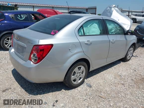 2015 Chevrolet Sonic LS z VIN 1G1JA5SH3F4146565, wystawiony jako IAAI lot #42924341 z przebiegiem 114 320 mil mil oraz . Historia ofert i sprzedaży dostępna na DreamBid. Obrazek 4.