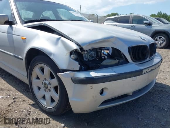 ✅ 2004 BMW 3 Series 325xi • VIN: WBAEU33444PR08648 • Lot: 43016320. Listed on IAAI with 197,111 mi. Free auction sales archive from the USA and detailed vehicle history report at DreamBid. Image 6.