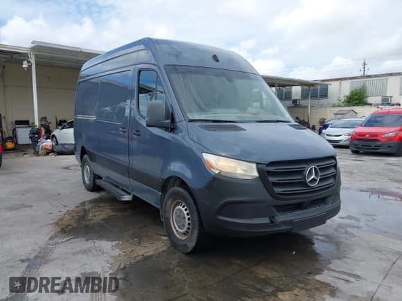 ✅ 2019 Mercedes-Benz Sprinter Cargo • VIN: WD4PF0CDXKP031803 • Lot: 42644925. Wystawiony na IAAI z przebiegiem 52 196 mil. Bezpłatny archiwum sprzedaży aukcyjnych z USA i szczegółowy raport historii pojazdu na DreamBid. Zdjęcie 1.