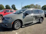 ✅ 2025 Chrysler Pacifica Hybrid Select • VIN: 2C4RC1S73SR550154 • Lot: 81977405. Listed on Copart with 5,001 mi. Free auction sales archive from the USA and detailed vehicle history report at DreamBid. Image 14.