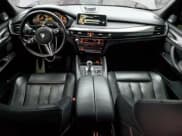 ✅ 2015 BMW X5 M • VIN: 5YMKT6C59F0C89697 • Lot: 80650234. Wystawiony na Copart z przebiegiem 50 367 mil. Bezpłatny archiwum sprzedaży aukcyjnych z USA i szczegółowy raport historii pojazdu na DreamBid. Zdjęcie 8.