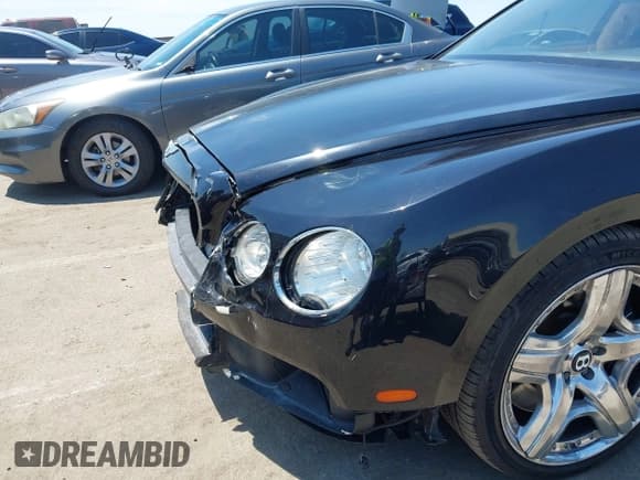 ✅ 2014 Bentley Flying Spur • VIN: SCBEC9ZA9EC096135 • Lot: 42939292. Wystawiony na IAAI z przebiegiem 40 035 mil. Bezpłatny archiwum sprzedaży aukcyjnych z USA i szczegółowy raport historii pojazdu na DreamBid. Zdjęcie 6.