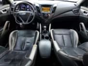 ✅ 2013 Hyundai Veloster Turbo • VIN: KMHTC6AE2DU179539 • Lot: 79493004. Wystawiony na Copart z przebiegiem 279 797 mil. Bezpłatny archiwum sprzedaży aukcyjnych z USA i szczegółowy raport historii pojazdu na DreamBid. Zdjęcie 8.