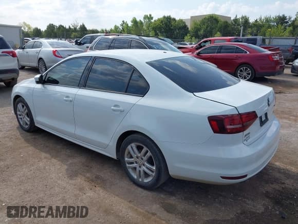 ✅ 2018 Volkswagen Jetta S • VIN: 3VW2B7AJ3JM211076 • Lot: 43113543. Wystawiony na IAAI z przebiegiem 103 617 mil. Bezpłatny archiwum sprzedaży aukcyjnych z USA i szczegółowy raport historii pojazdu na DreamBid. Zdjęcie 15.
