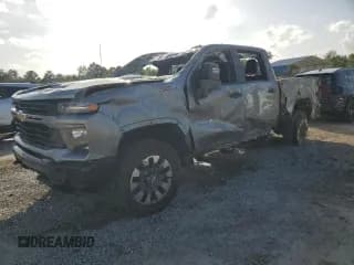 ✅ 2024 Chevrolet Silverado 2500HD Custom • VIN: 2GC4YMEY5R1248830 • Lot: 62823315. Wystawiony na Copart z przebiegiem 9 903 mil. Bezpłatny archiwum sprzedaży aukcyjnych z USA i szczegółowy raport historii pojazdu na DreamBid. Zdjęcie 1.