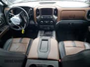 ✅ 2021 Chevrolet Silverado 1500 High Country • VIN: 1GCUYHEL2MZ404642 • Lot: 47047605. Wystawiony na Copart z przebiegiem 42 691 mil. Bezpłatny archiwum sprzedaży aukcyjnych z USA i szczegółowy raport historii pojazdu na DreamBid. Zdjęcie 8.