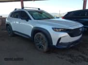 ✅ 2025 Mazda CX-50 S Premium • VIN: 7MMVABDM4SN311710 • Lot: 43368367. Wystawiony na IAAI z przebiegiem Nie podano. Bezpłatny archiwum sprzedaży aukcyjnych z USA i szczegółowy raport historii pojazdu na DreamBid. Zdjęcie 1.
