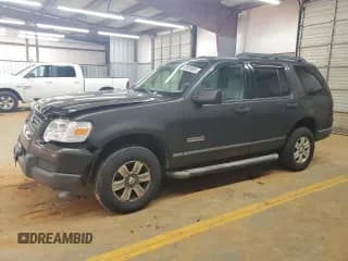 ✅ 2006 Ford Explorer XLS • VIN: 1FMEU72EX6UA42250 • Lot: 68929885. Wystawiony na Copart z przebiegiem 151 535 mil. Bezpłatny archiwum sprzedaży aukcyjnych z USA i szczegółowy raport historii pojazdu na DreamBid. Zdjęcie 1.