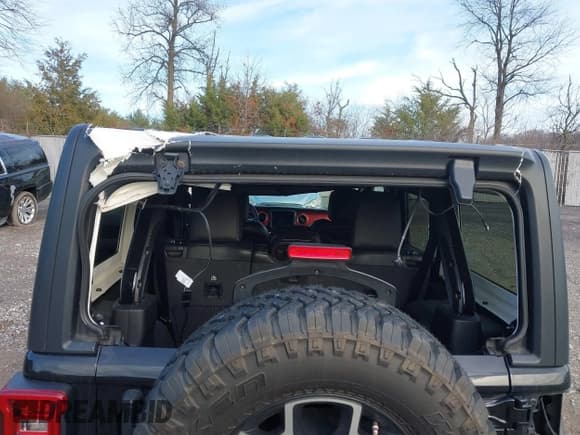 ✅ 2020 Jeep Wrangler Unlimited Rubicon • VIN: 1C4HJXFN8LW324066 • Lot: 41063646. Listed on IAAI with 31,698 mi. Free auction sales archive from the USA and detailed vehicle history report at DreamBid. Image 17.