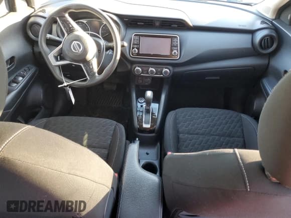 ✅ 2021 Nissan Kicks S • VIN: 3N1CP5BV4ML560906 • Lot: 93107365. Wystawiony na Copart z przebiegiem 30 328 mil. Bezpłatny archiwum sprzedaży aukcyjnych z USA i szczegółowy raport historii pojazdu na DreamBid. Zdjęcie 8.