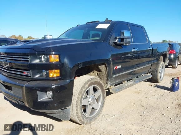 ✅ 2018 Chevrolet Silverado 2500HD LTZ • VIN: 1GC1KWEY5JF242796 • Lot: 43434125. Wystawiony na IAAI z przebiegiem 142 736 mil. Bezpłatny archiwum sprzedaży aukcyjnych z USA i szczegółowy raport historii pojazdu na DreamBid. Zdjęcie 17.