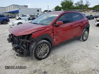✅ 2021 Hyundai Kona SEL • VIN: KM8K22AAXMU687360 • Лот: 53652635. Опубликован ранее на Copart с пробегом 33 313 миль. Бесплатный доступ к архиву аукционных продаж из США и подробный отчёт об истории автомобиля на DreamBid. Изображение 1.