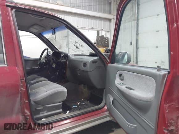 ✅ 2000 Kia Sportage • VIN: KNDJA7239Y5644189 • Lot: 43382932. Wystawiony na IAAI z przebiegiem 136 341 mil. Bezpłatny archiwum sprzedaży aukcyjnych z USA i szczegółowy raport historii pojazdu na DreamBid. Zdjęcie 5.