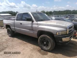 1996 Dodge 1500 z VIN 3B7HF13Z7TG106897, wystawiony jako IAAI lot #42541999 z przebiegiem 258 927 mil mil oraz . Historia ofert i sprzedaży dostępna na DreamBid. Obrazek 1.