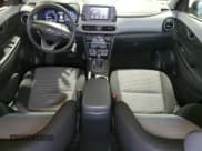 ✅ 2021 Hyundai Kona SE • VIN: KM8K1CAA0MU748630 • Лот: 49345644. Опубликован ранее на Copart с пробегом 55 331 миль. Бесплатный доступ к архиву аукционных продаж из США и подробный отчёт об истории автомобиля на DreamBid. Изображение 8.