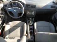 ✅ 2008 Volkswagen Golf • VIN: 9BWEL41J184025883 • Лот: 51960134. Опубликован ранее на Copart с пробегом 178 847 миль. Бесплатный доступ к архиву аукционных продаж из США и подробный отчёт об истории автомобиля на DreamBid. Изображение 8.