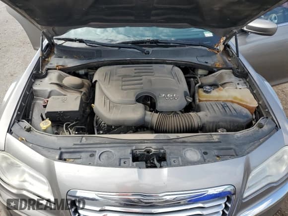 ✅ 2014 Chrysler 300 Uptown Edition • VIN: 2C3CCAAG1EH216470 • Lot: 68789985. Wystawiony na Copart z przebiegiem 150 172 mil. Bezpłatny archiwum sprzedaży aukcyjnych z USA i szczegółowy raport historii pojazdu na DreamBid. Zdjęcie 11.