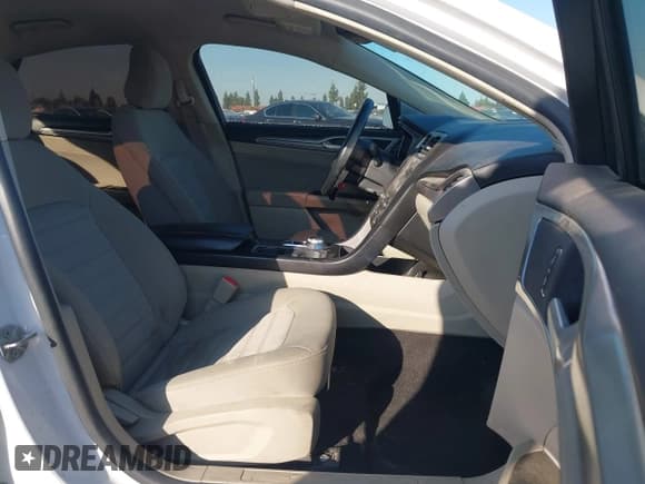 ✅ 2020 Ford Fusion SE • VIN: 3FA6P0LU5LR266094 • Lot: 43575328. Wystawiony na IAAI z przebiegiem 159 974 mil. Bezpłatny archiwum sprzedaży aukcyjnych z USA i szczegółowy raport historii pojazdu na DreamBid. Zdjęcie 5.