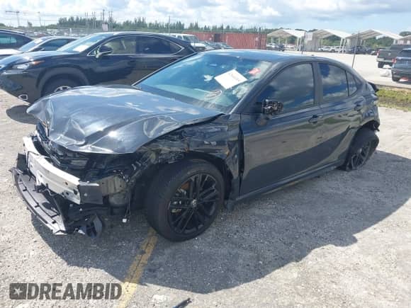 2025 Toyota Camry LE z VIN 4T1DAACK2SU117877, wystawiony jako IAAI lot #42668305 z przebiegiem 9 001 mil mil oraz . Historia ofert i sprzedaży dostępna na DreamBid. Obrazek 17.