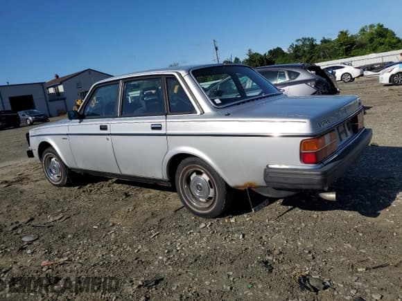 ✅ 1985 Volvo 240 DL • VIN: YV1AX8848F1116243 • Lot: 57331255. Listed on Copart with 125,328 mi. Free auction sales archive from the USA and detailed vehicle history report at DreamBid. Image 2.