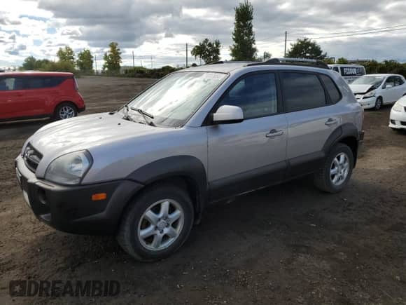 2005 Hyundai Tucson z VIN KM8JM12D95U105582, wystawiony jako Copart lot #73337864 z przebiegiem 138 898 mil mil oraz Czysty tytuł • Clean title. Historia ofert i sprzedaży dostępna na DreamBid. Obrazek 1.