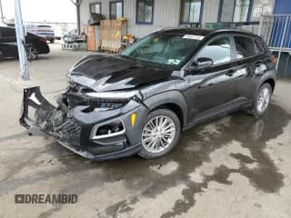 ✅ 2021 Hyundai Kona SEL • VIN: KM8K2CAA9MU747201 • Лот: 54687255. Опубликован ранее на Copart с пробегом 34 206 миль. Бесплатный доступ к архиву аукционных продаж из США и подробный отчёт об истории автомобиля на DreamBid. Изображение 1.