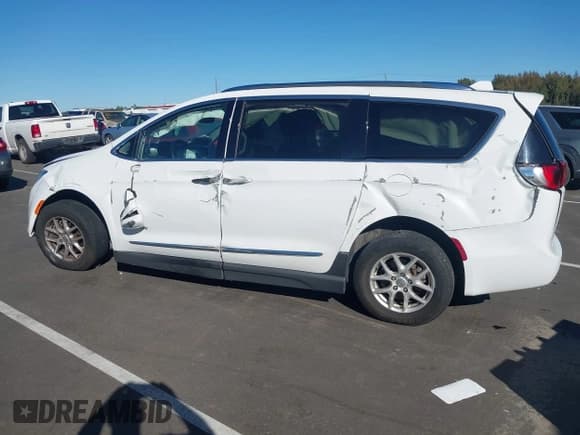 ✅ 2020 Chrysler Pacifica Touring L • VIN: 2C4RC1BG6LR284162 • Lot: 43465625. Listed on IAAI with 83,027 mi. Free auction sales archive from the USA and detailed vehicle history report at DreamBid. Image 14.
