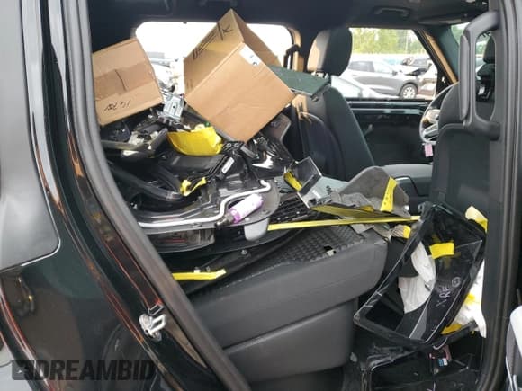 ✅ 2023 Land Rover Defender S • VIN: SALEJ7EX2P2240661 • Lot: 66858474. Wystawiony na Copart z przebiegiem 9 500 mil. Bezpłatny archiwum sprzedaży aukcyjnych z USA i szczegółowy raport historii pojazdu na DreamBid. Zdjęcie 10.