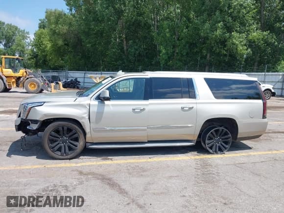 ✅ 2015 Cadillac Escalade ESV Luxury • VIN: 1GYS4SKJ5FR555409 • Lot: 42660358. Listed on IAAI with 127,326 mi. Free auction sales archive from the USA and detailed vehicle history report at DreamBid. Image 14.