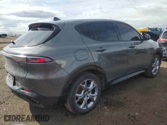 2024 Dodge Hornet R/T Plus z VIN ZACPDFDW3R3A11111, wystawiony jako Copart lot #47644925 z przebiegiem 15 612 mil mil oraz Czysty tytuł • Clean title. Historia ofert i sprzedaży dostępna na DreamBid. Obrazek 3.