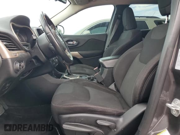 ✅ 2017 Jeep Cherokee Latitude • VIN: 1C4PJLCB4HD240604 • Lot: 86181755. Wystawiony na Copart z przebiegiem 136 832 mil. Bezpłatny archiwum sprzedaży aukcyjnych z USA i szczegółowy raport historii pojazdu na DreamBid. Zdjęcie 7.