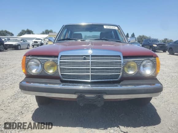 ✅ 1981 Mercedes-Benz 240 • VIN: WDBAB23A5BB239807 • Lot: 64985295. Wystawiony na Copart z przebiegiem 205 285 mil. Bezpłatny archiwum sprzedaży aukcyjnych z USA i szczegółowy raport historii pojazdu na DreamBid. Zdjęcie 5.