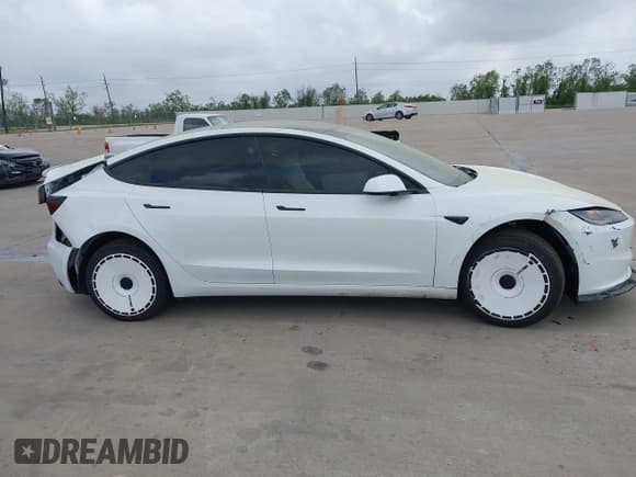 ✅ 2024 Tesla Model 3 • VIN: 5YJ3E1EA4RF865607 • Lot: 41924872. Wystawiony na IAAI z przebiegiem 7 535 mil. Bezpłatny archiwum sprzedaży aukcyjnych z USA i szczegółowy raport historii pojazdu na DreamBid. Zdjęcie 13.
