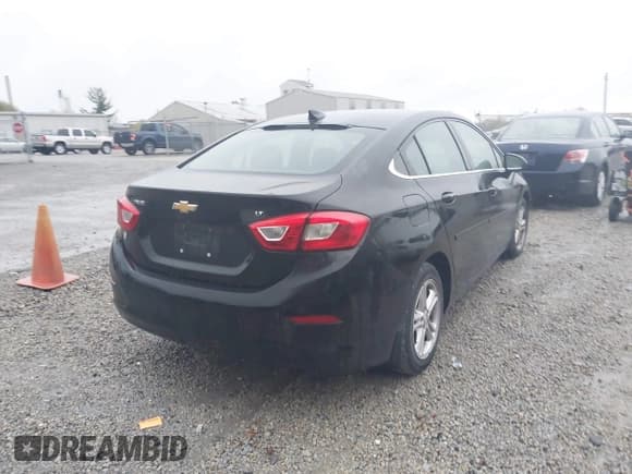 ✅ 2018 Chevrolet Cruze LT • VIN: 1G1BE5SM8J7234587 • Lot: 43569915. Wystawiony na IAAI z przebiegiem 72 947 mil. Bezpłatny archiwum sprzedaży aukcyjnych z USA i szczegółowy raport historii pojazdu na DreamBid. Zdjęcie 4.