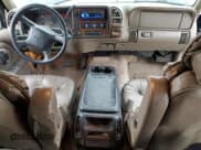 ✅ 1999 GMC Suburban • VIN: 1GDFK16R9XJ771458 • Lot: 43412175. Wystawiony na Copart z przebiegiem 159 328 mil. Bezpłatny archiwum sprzedaży aukcyjnych z USA i szczegółowy raport historii pojazdu na DreamBid. Zdjęcie 8.