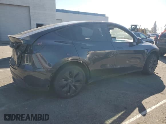 ✅ 2024 Tesla Model Y • VIN: 7SAYGDED3RF118899 • Lot: 87443625. Wystawiony na Copart z przebiegiem 28 225 mil. Bezpłatny archiwum sprzedaży aukcyjnych z USA i szczegółowy raport historii pojazdu na DreamBid. Zdjęcie 3.