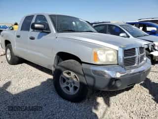 ✅ 2005 Dodge Dakota SLT • VIN: 1D7HW48N35S199894 • Лот: 70386424. Размещён на Copart с пробегом Не указан миль. Получите бесплатный доступ к архиву аукционных продаж из США и посмотрите подробный отчёт об истории автомобиля на DreamBid. Изображение 4.