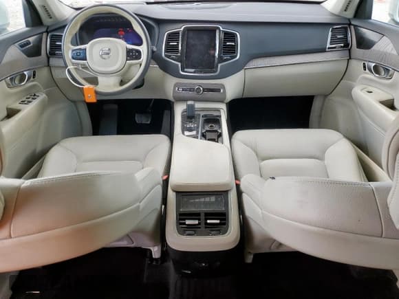 ✅ 2023 Volvo XC90 Plus • VIN: YV4L12PN7P1985471 • Lot: 84774675. Wystawiony na Copart z przebiegiem 52 374 mil. Bezpłatny archiwum sprzedaży aukcyjnych z USA i szczegółowy raport historii pojazdu na DreamBid. Zdjęcie 8.