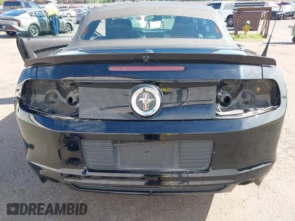✅ 2013 Ford Mustang V6 • VIN: 1ZVBP8EM9D5246601 • Lot: 42239109. Wystawiony na IAAI z przebiegiem 116 780 mil. Bezpłatny archiwum sprzedaży aukcyjnych z USA i szczegółowy raport historii pojazdu na DreamBid. Zdjęcie 6.