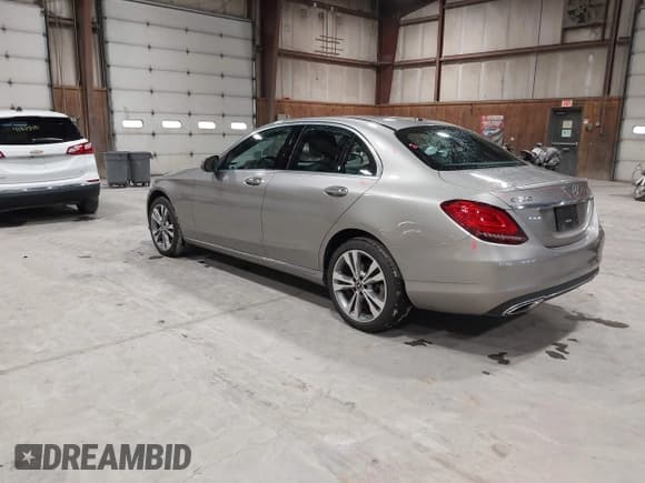 ✅ 2019 Mercedes-Benz C 300 • VIN: 55SWF8EB6KU321044 • Lot: 41797210. Wystawiony na IAAI z przebiegiem 61 721 mil. Bezpłatny archiwum sprzedaży aukcyjnych z USA i szczegółowy raport historii pojazdu na DreamBid. Zdjęcie 3.