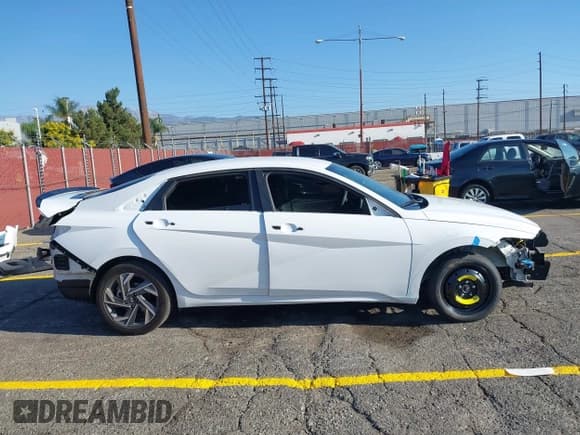 ✅ 2025 Hyundai Elantra SEL Sport • VIN: KMHLM4DG8SU868562 • Lot: 43215752. Listed on IAAI with 6,517 mi. Free auction sales archive from the USA and detailed vehicle history report at DreamBid. Image 14.